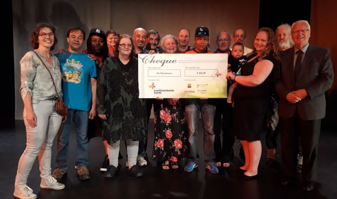 Voorstelling De OmZieners ontvangt cheque van Leefbaarheidsfonds