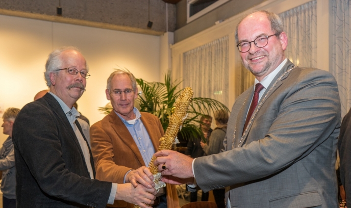 Radio Hoogeveen ontvangt estafettestok campagne Vrijwilligerswerk