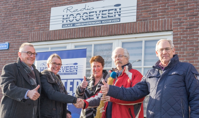 Radio Hoogeveen geeft estafettestok vrijwilligerswerk door aan “Hoogeveense Uitdaging”