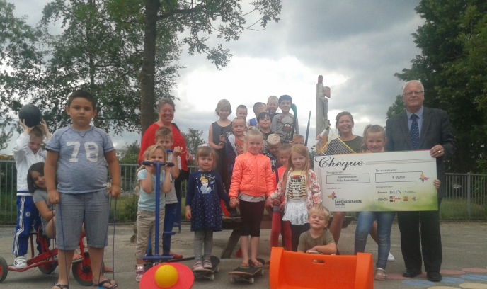 Oudercommissie Villa Kakelbont ontvangt cheque van Leefbaarheidsfonds