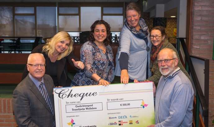 Gedichtenpad Tramlijntje Wolfsbos ontvangt cheque van Leefbaarheidsfonds
