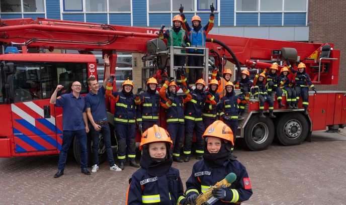 Jeugdbrandweer ontvangt estafettestok