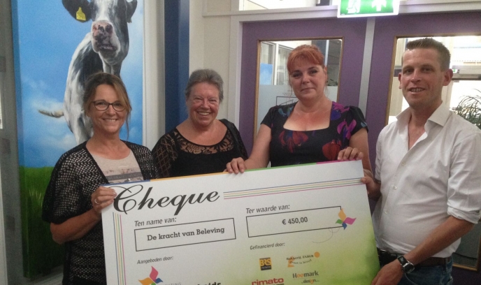 Voorstelling De Kracht van Beleving ontvangt cheque van Leefbaarheidsfonds