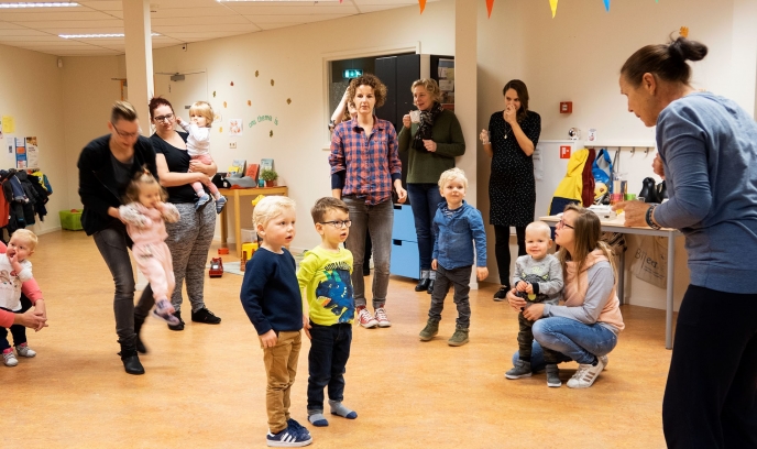 Vrolijke dansochtend bij het Ouder&Kind Café
