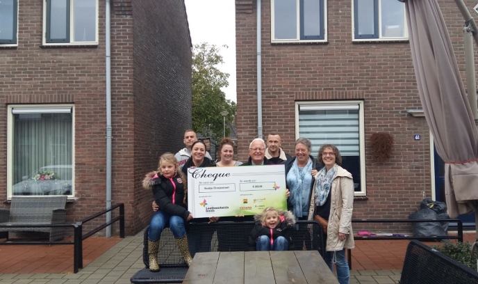 Bijdrage van Leefbaarheidsfonds voor bankje in de Oranjestraat