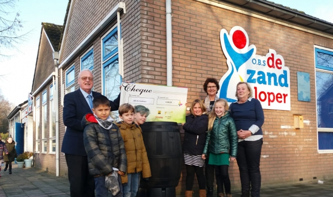 Leefbaarheidsfonds ondersteunt groen schoolplein De Zandloper met regenton