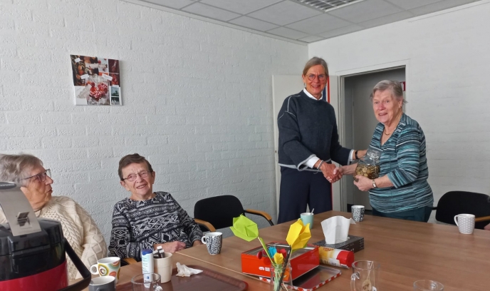Ontmoetingsgroep Huis van de Buurt doet donatie aan Hospice Hoogeveen
